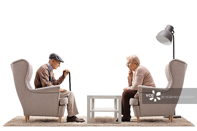 悲伤的老人和女人坐在扶手椅上图片素材