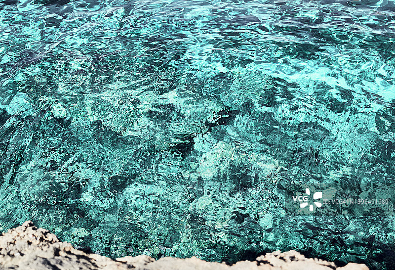 俯视着伊比沙岛碧绿的海水图片素材