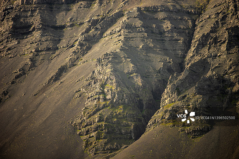 在冰岛的斯托克斯内斯角上，奇妙的晴天和华丽的黑色沙丘的特写镜头。拍摄地点:欧洲冰岛，韦斯特拉霍恩(蝙蝠侠山)的斯托克斯尼斯角图片素材