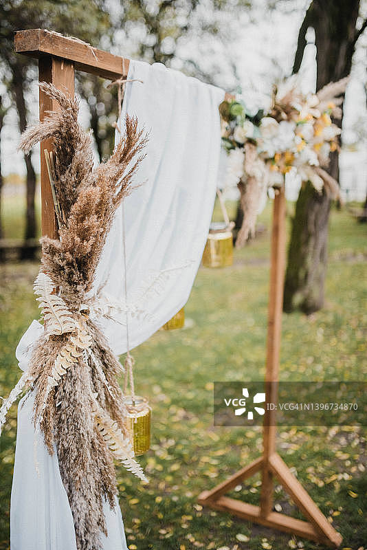 美丽的婚礼拱门和鲜花。图片素材
