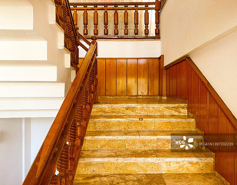 旅馆里的楼梯很陡。木制扶手，大理石台阶，供游客下山进入大厅。瓷砖楼梯，坚固美观图片素材