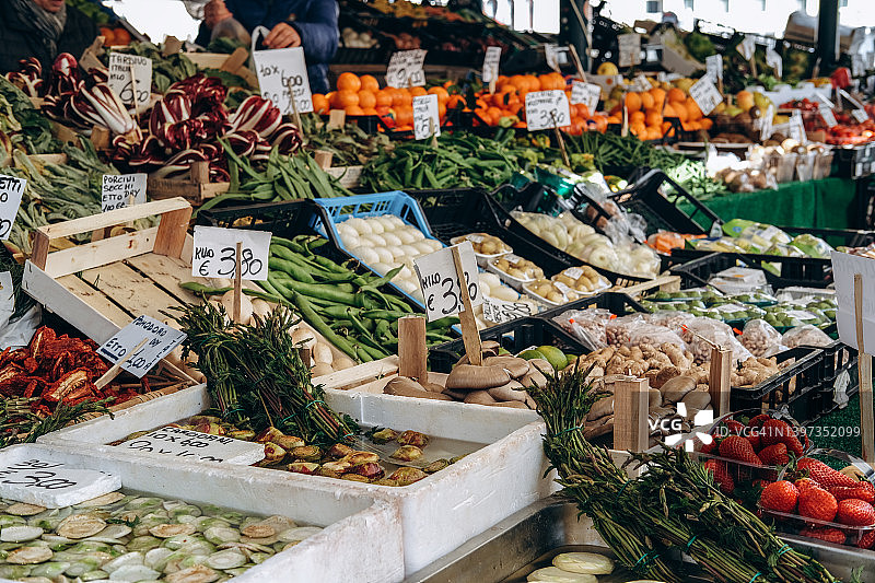 农贸市场的新鲜绿色蔬菜和蘑菇图片素材