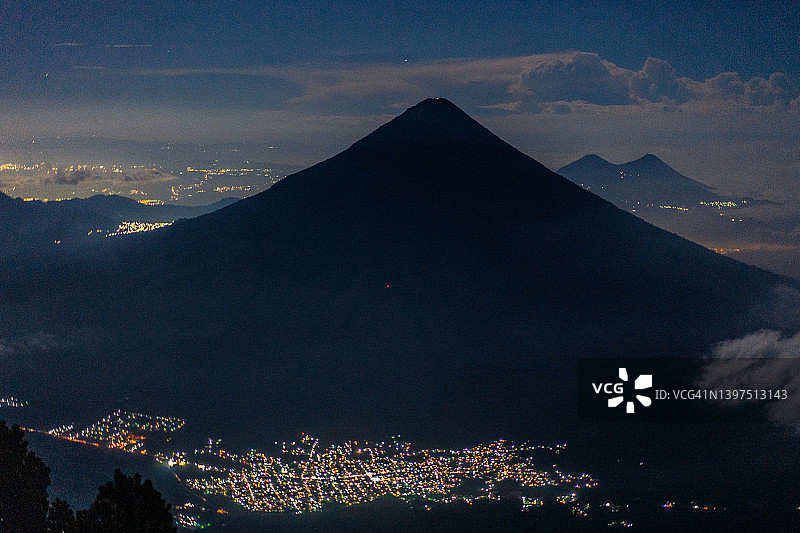 安提瓜岛城市照明。从阿瓜火山俯瞰图片素材