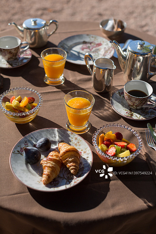 欧式早餐包括咖啡、水果沙拉、羊角面包和橙汁图片素材