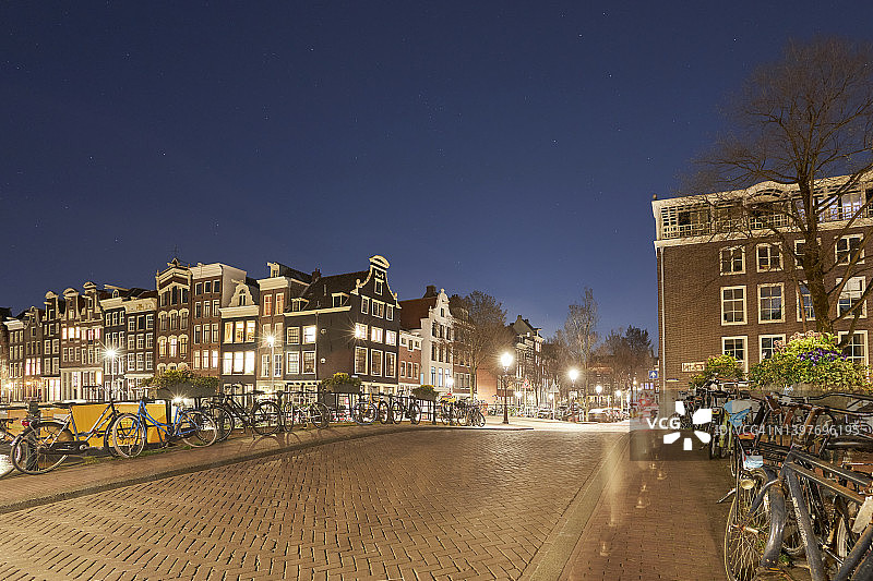 阿姆斯特丹夜晚的城市街道图片素材