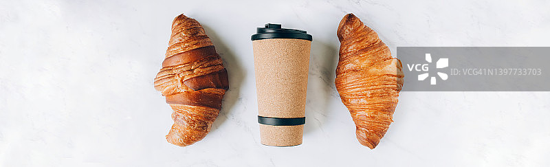 牛角面包加咖啡装在环保杯里，早餐外带图片素材