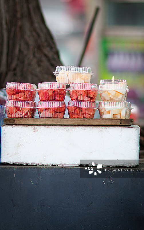 五颜六色的美味混合水果沙拉盒装出售图片素材