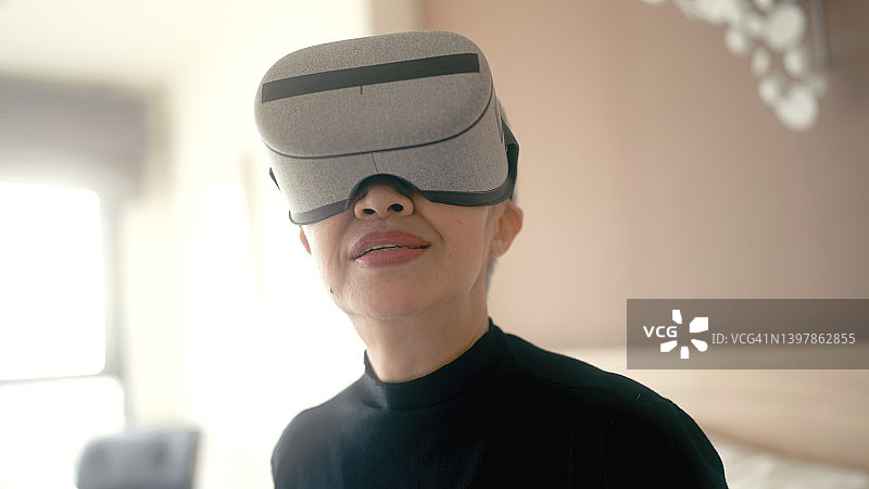亚洲老妇戴着VR眼镜图片素材