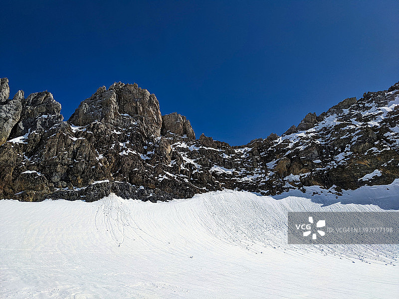 在tufelsjoch山上滑雪和登山。攀爬与滑雪板。在瑞士的冰川上滑雪。Skimo图片素材