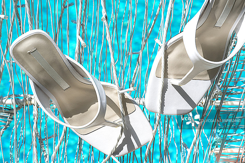时尚的白色鞋子，人字拖和游泳池与蓝绿色的水或蓝色的天空作为晴朗的夏天时尚的背景。图片素材