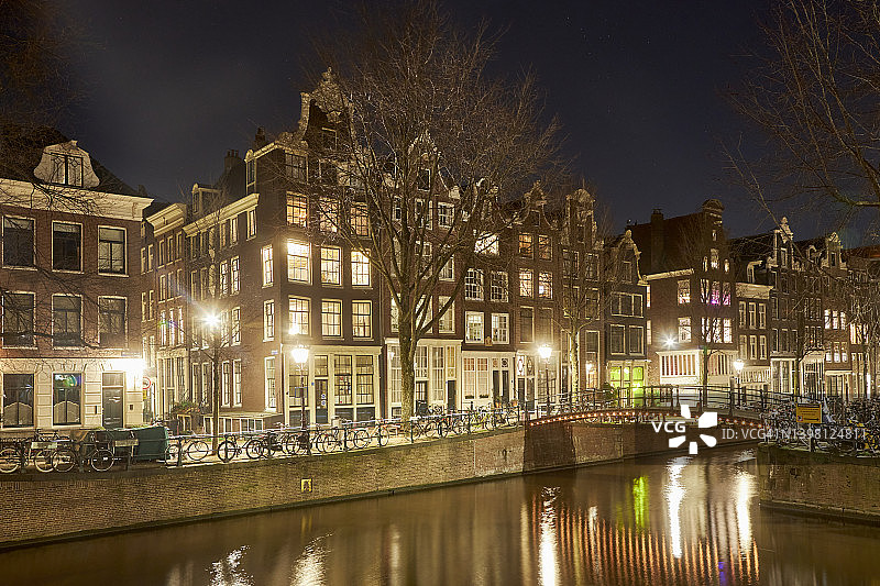 阿姆斯特丹城市运河房屋在晚上图片素材