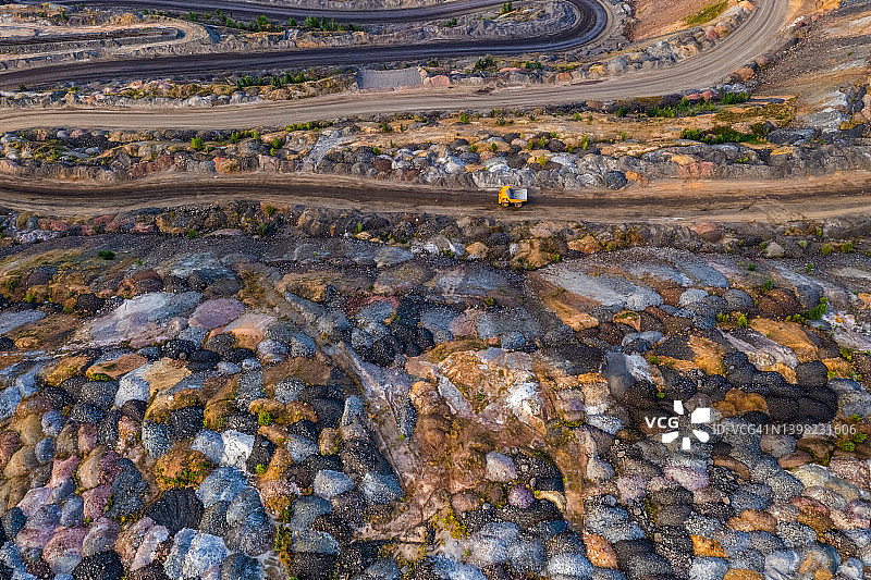 在露天铁矿采石场的矿石堆放场的鸟瞰图。五彩缤纷的矿石堆图片素材