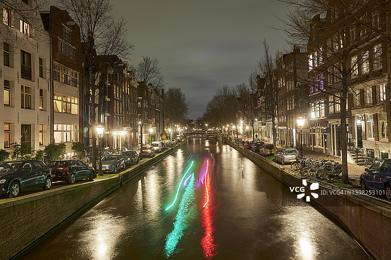 阿姆斯特丹城市运河，夜间游船上的灯光小径图片素材