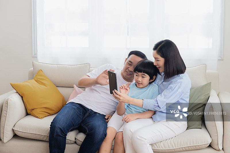 亚洲家庭视频通话图片素材