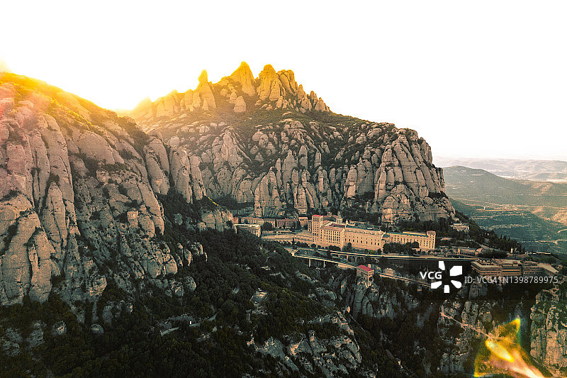 蒙特塞拉特修道院与著名岩层的惊人航拍照片。图片素材
