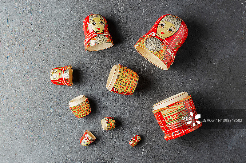 黑色背景下的红色俄罗斯套娃。传统的俄罗斯玩具。图片素材