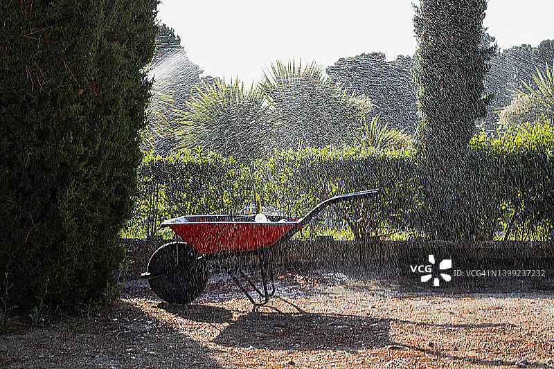 独轮车通过灌溉用水图片素材