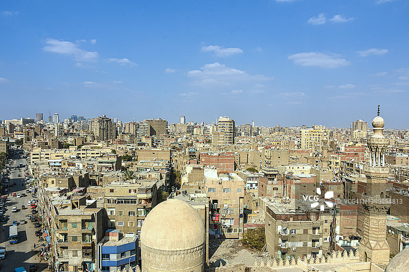 在埃及开罗，摩天大楼、住宅区和一些尖塔构成了开罗的天际线图片素材