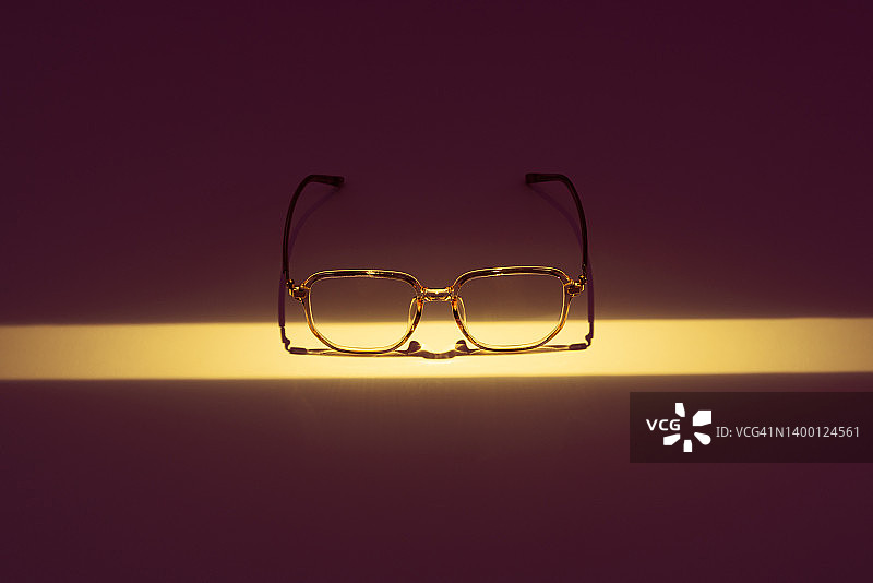 眼镜被一条长长的黄色霓虹灯照亮图片素材