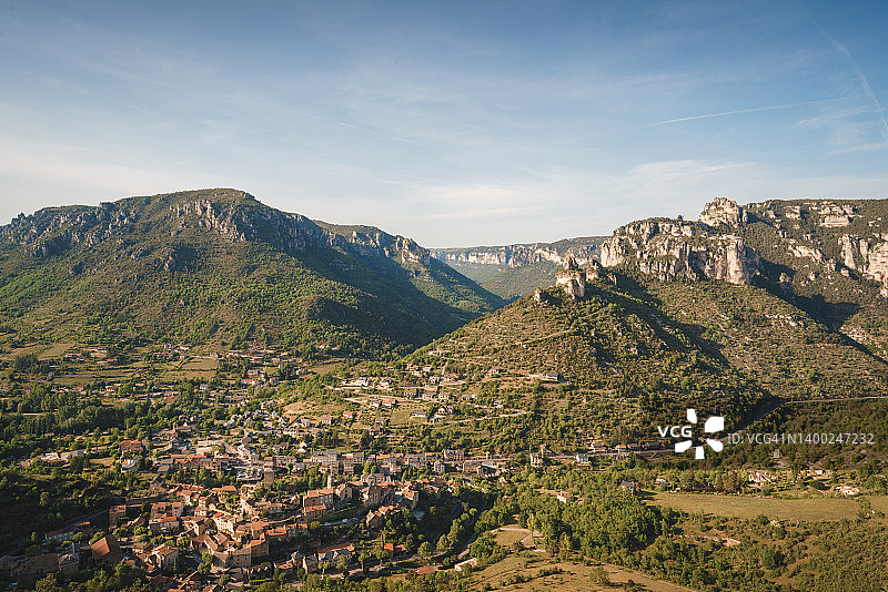 鸟瞰一个中世纪的村庄，罗齐尔在法国塞文国家公园的山峰上图片素材