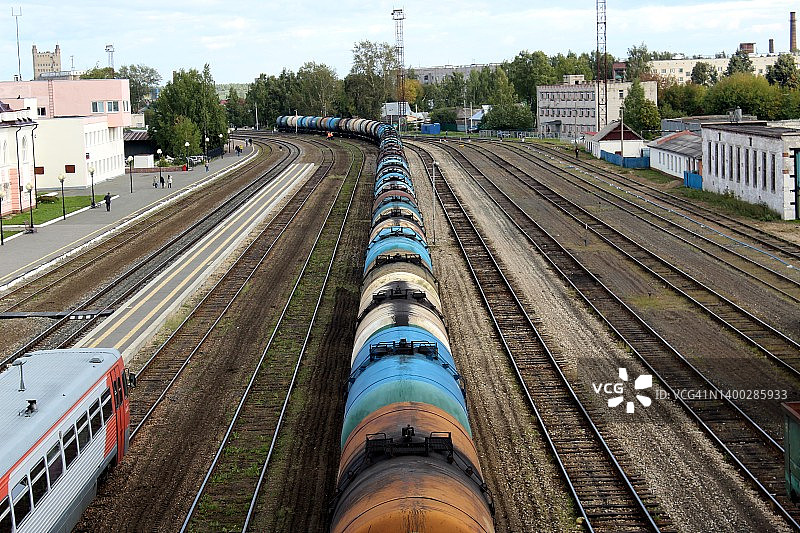 铁路在夏季运行。车站的铁罐满载着货物。图片素材