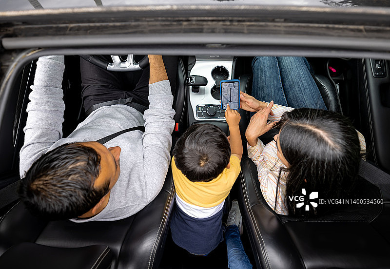 幸福家庭在开车的时候使用GPS图片素材