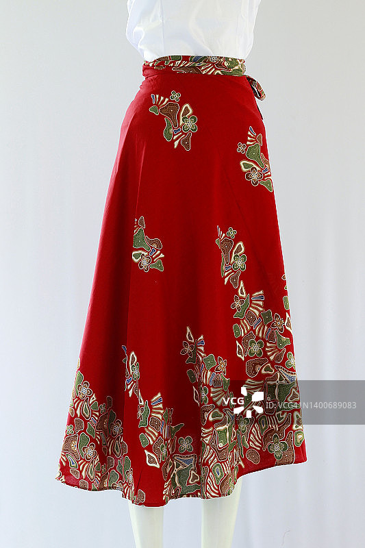 带有民族图案的女性红色蜡染裙看起来很漂亮图片素材