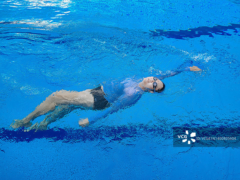高角度中国女子仰泳自信图片素材