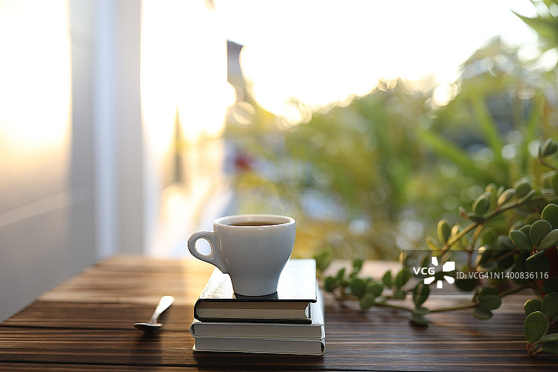 小杯咖啡，笔记本和木桌子上的植物图片素材