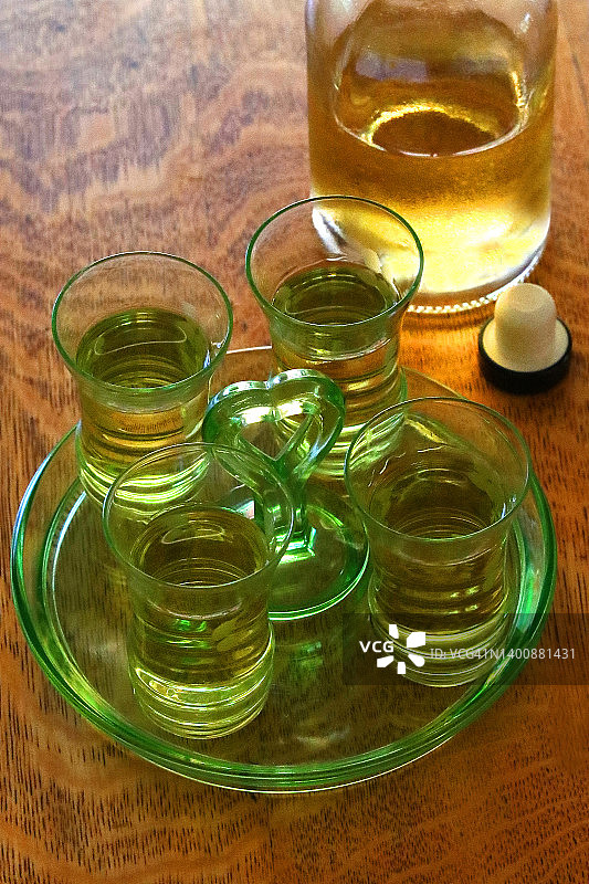 玻璃托盘，4个小酒杯和一瓶柠檬酒-系列的一部分图片素材