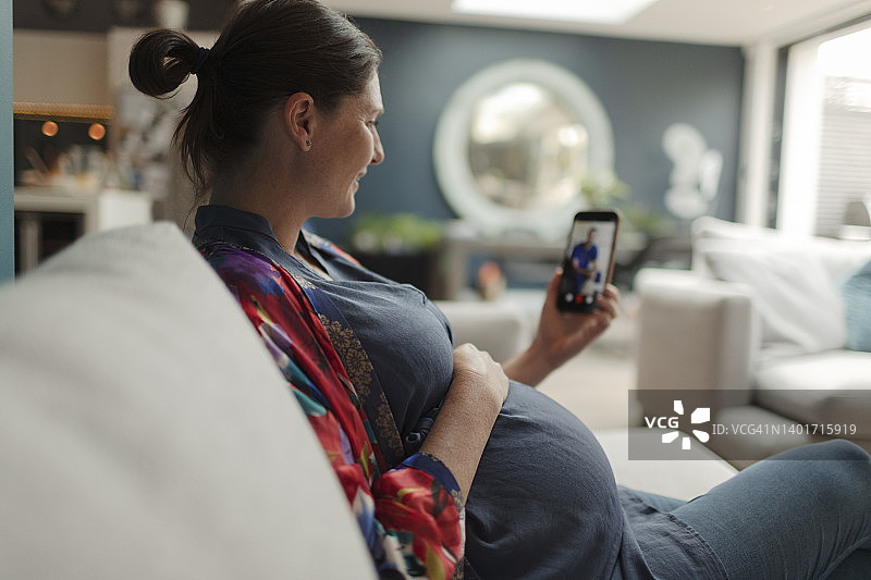 孕妇智能手机与医生视频聊天图片素材