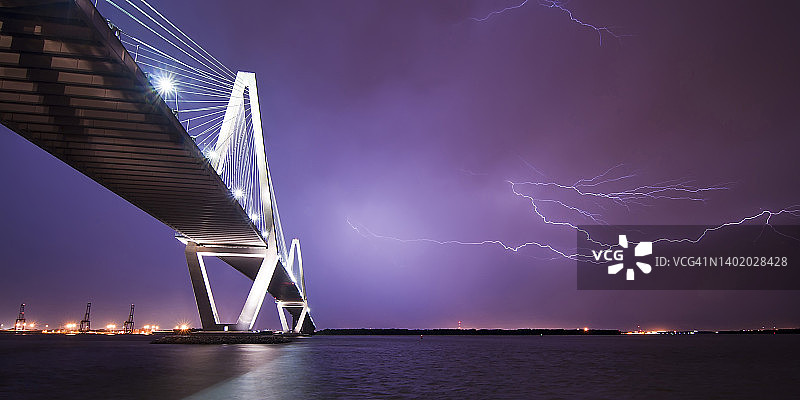 南卡罗来纳州查尔斯顿库珀河大桥旁的闪电图片素材