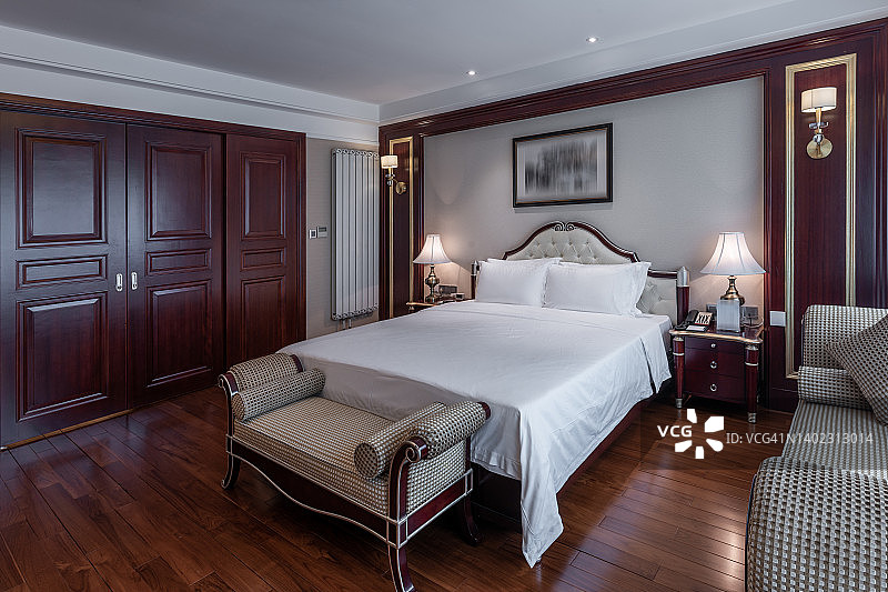 豪华宽敞的中国紫檀酒店客房图片素材
