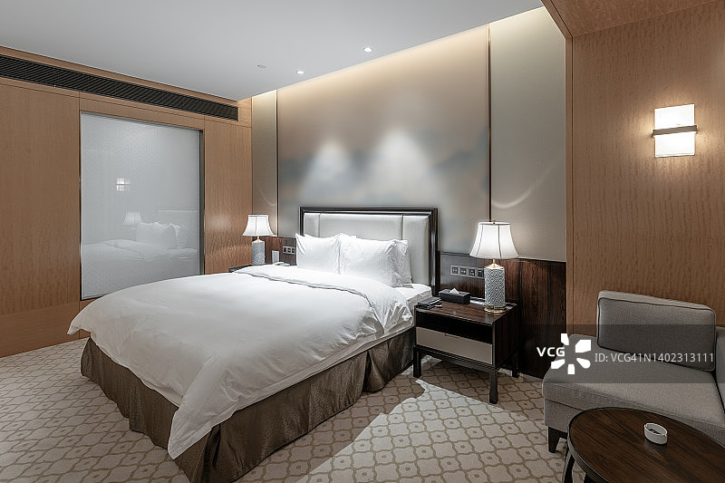 简洁明亮的现代酒店卧室图片素材