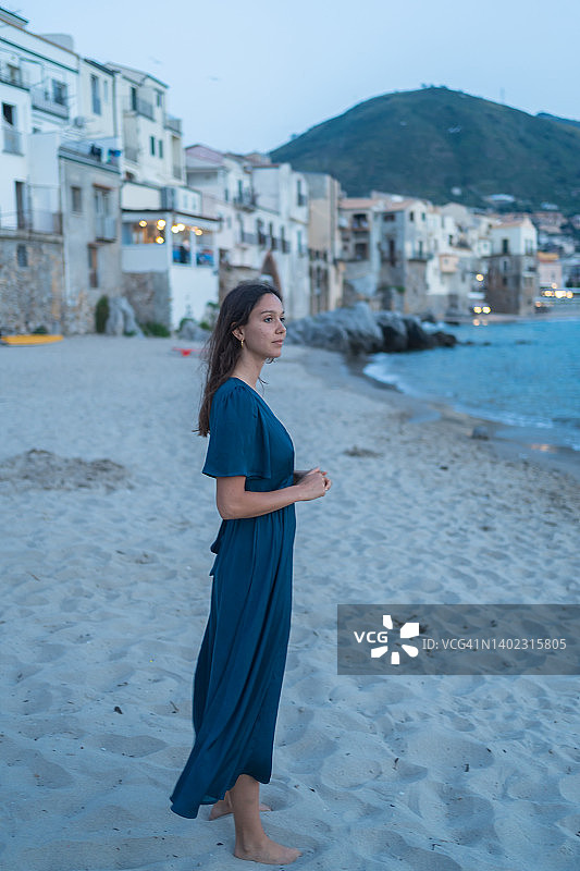 年轻女子在地中海海滩上休息图片素材