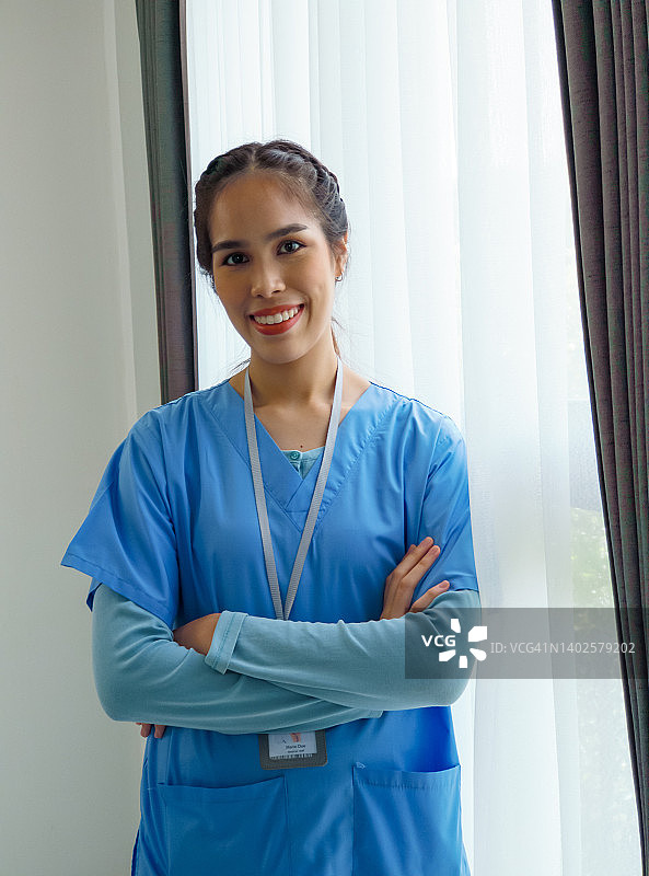 一个自信的年轻医生在医院工作的画像图片素材