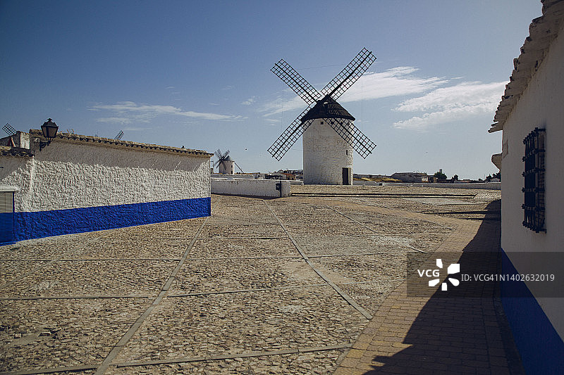 西班牙皇家城坎波德克里普塔纳的风车图片素材