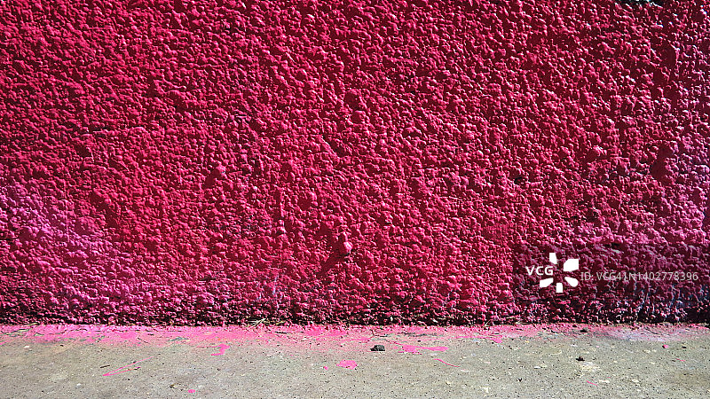 巴黎有纹理的粉红色混凝土墙和人行道图片素材