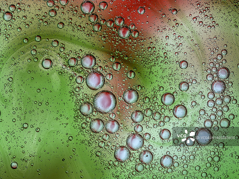 满框的泡泡和绿色液体滴。图片素材