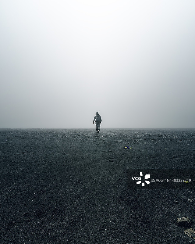 独自走进雾中，走进虚无，冰岛的雾，孤独图片素材