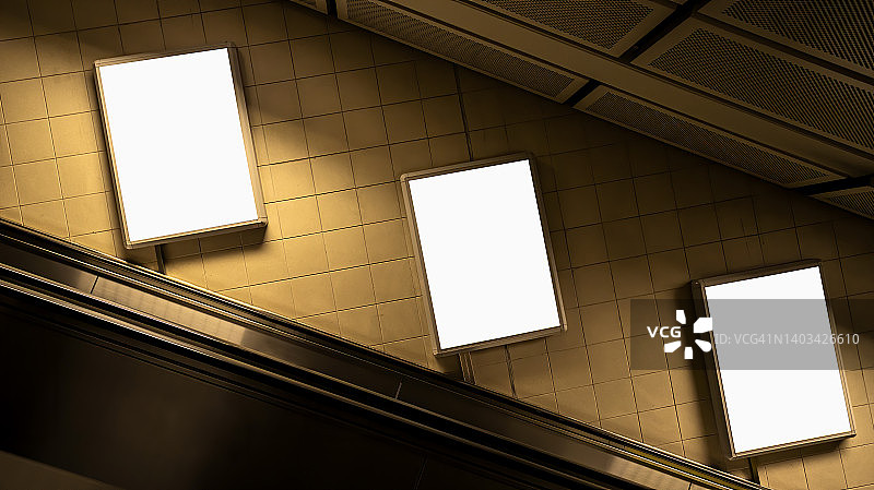 三个空广告牌空白广告横幅媒体显示在地铁站图片素材