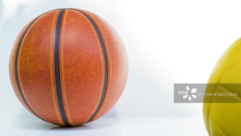 篮球排球球孤立在白色背景图片素材
