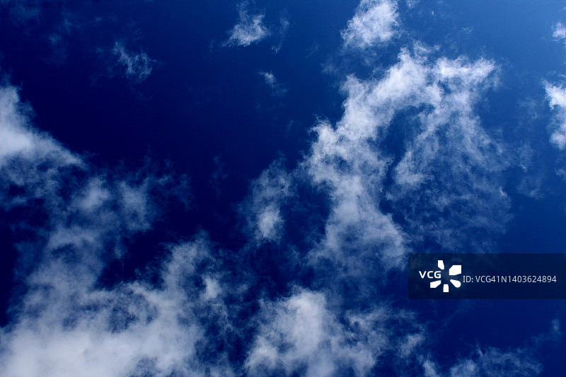 蓝天白云的背景。图片素材