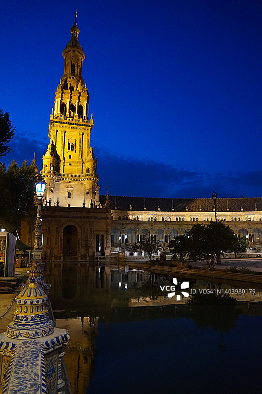 西班牙塞维利亚España广场的灯光塔图片素材