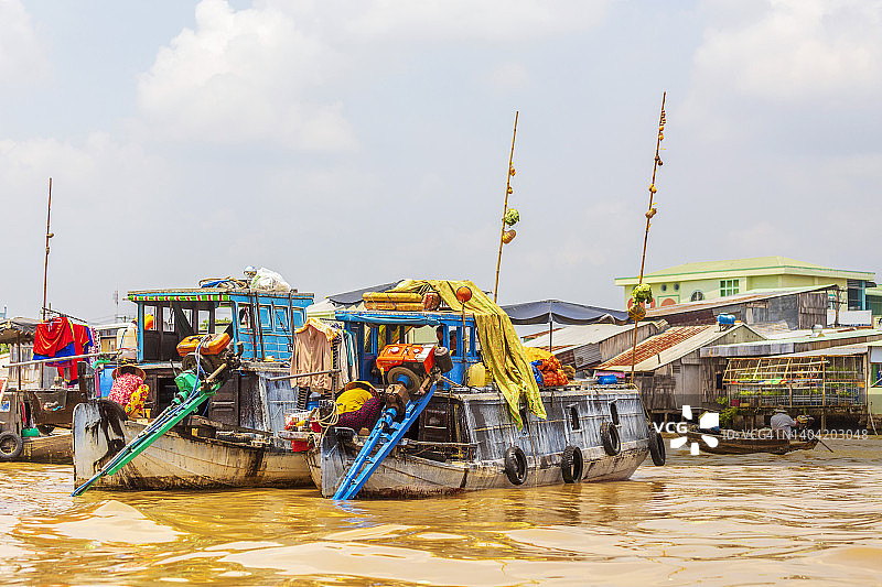 越南厚江省湄公河上的航海场景图片素材