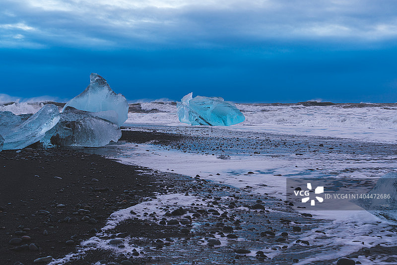 约库萨隆附近的钻石海滩，充满了约库萨隆冰川泻湖冲上岸的冰山图片素材