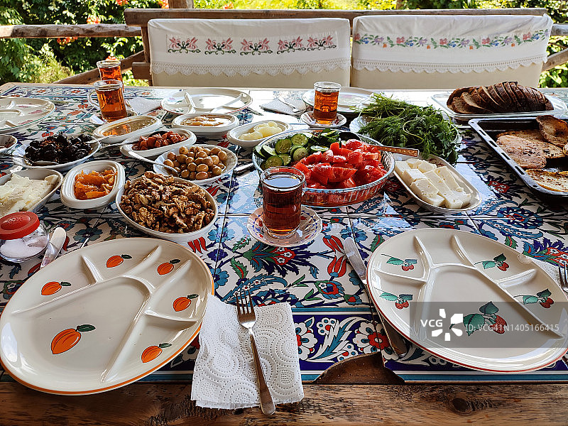 传统的土耳其早餐核桃番茄果酱奶酪橄榄莳萝在伊斯坦布尔土耳其图片素材
