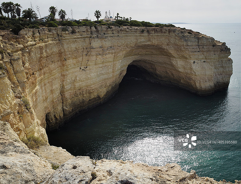 靠近卡沃罗的海洞，“Percurso dos Sete Vales Suspensos”，阿尔加维，葡萄牙图片素材