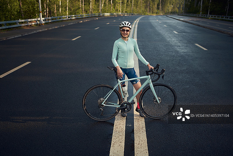 骑自行车的人的画像图片素材