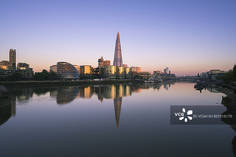 日出时分，泰晤士河南岸的城市天际线图片素材